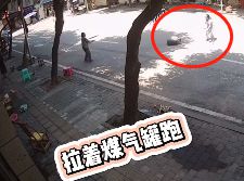 液化氣罐：大姨，請(qǐng)你尊重我，咱不帶這樣式兒的